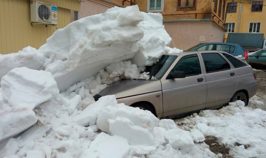 На машину упал снег и лед с крыши