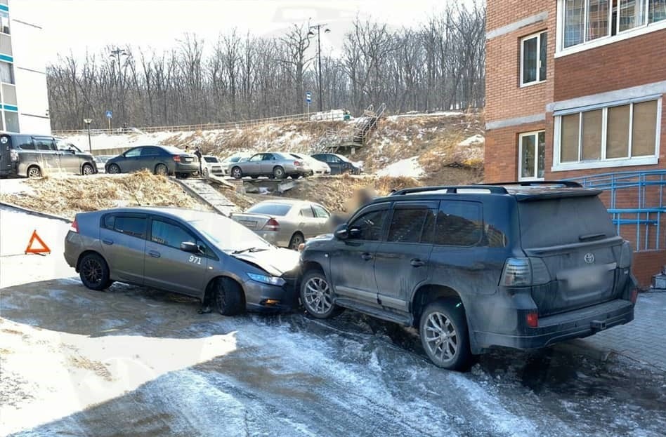 Повредили автомобиль из-за гололеда во дворе Повредили автомобиль из-за гололеда во дворе