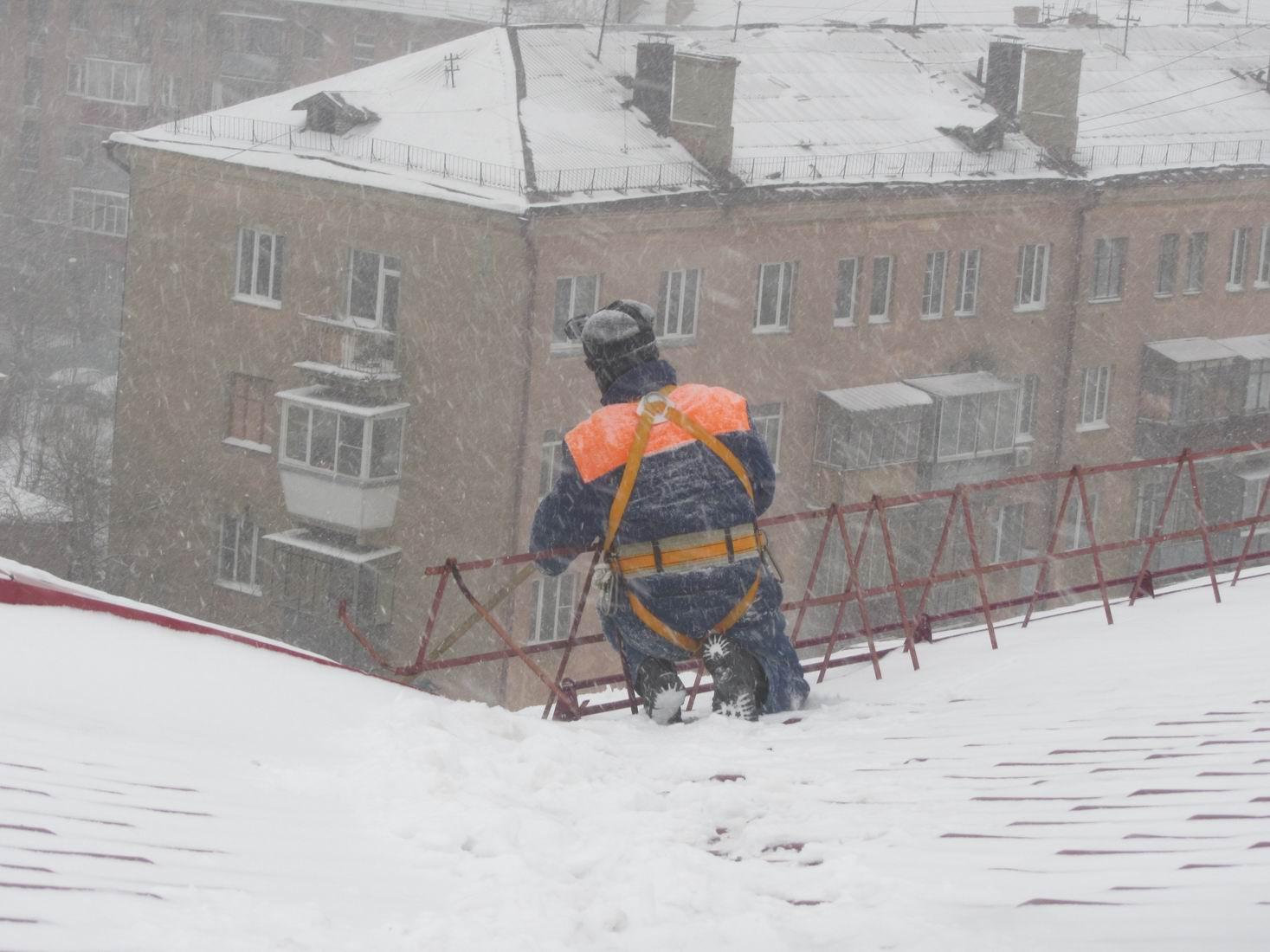 Уборка снега с крыш многоэтажек обязанность УК